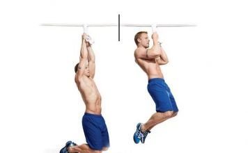 chico realizando pull ups o dominadas en casa con toalla