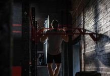 Chico realizando dominadas en el wod barbara de crossfit