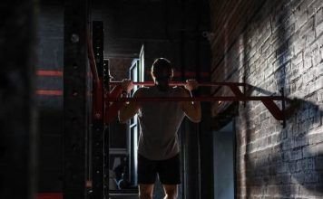 Chico realizando dominadas en el wod barbara de crossfit
