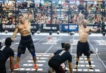 atletas realizando dumbbell snatch en los crossfit games