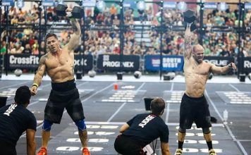 atletas realizando dumbbell snatch en los crossfit games