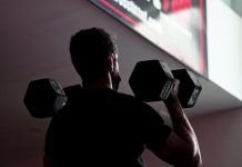 chico realizando un wod con mancuernas