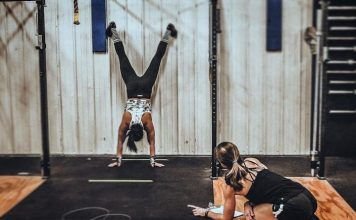 chica realizando un wall walk en el Open 21.1