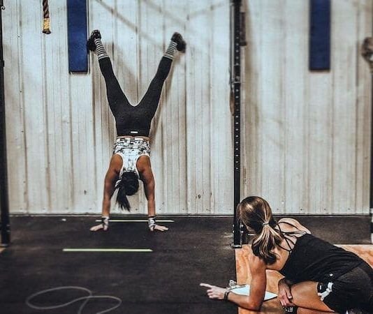 chica realizando un wall walk en el Open 21.1