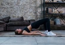 ejercicio hip thrust en casa