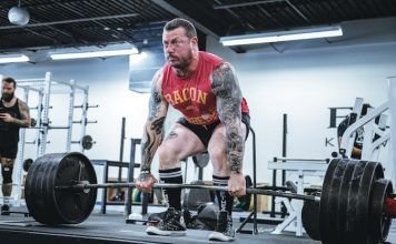 hombre realizando peso muerto con barra deadlift