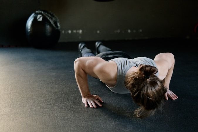 Tres completos ejercicios para hacer en el salón de casa sin material de  gimnasio