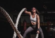 Chica realizando ejercicios hiit con cuerdas