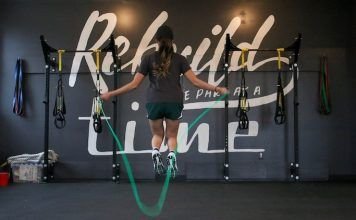 chica realizando saltos de comba como ejercicio para bajar de peso