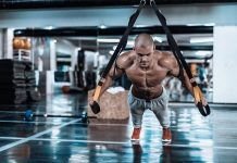 chico realizando entrenamiento en suspension