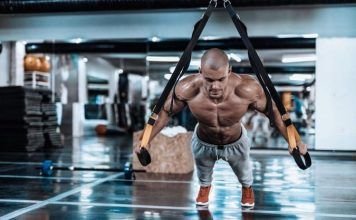 chico realizando entrenamiento en suspension