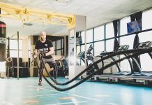 chico realizando entrenamiento hiit con cuerdas