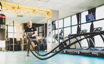 chico realizando entrenamiento hiit con cuerdas