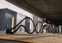hombre entrenando metcon crossfit con cuerdas
