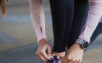 chica atandose zapatillas equipamiento running