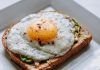 desayuno con huevo sobre pan integral