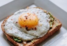 desayuno con huevo sobre pan integral