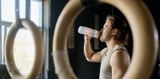 chico bebiendo agua e hidratándose en el box de CrossFit