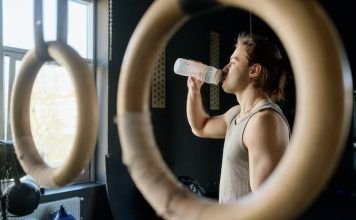 chico bebiendo agua e hidratándose en el box de CrossFit