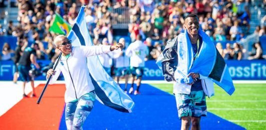 Dos atletas en la inauguración de los CrossFit Games 2019