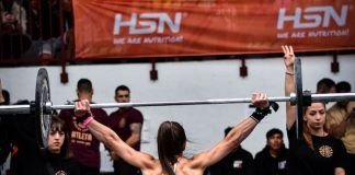 chica realizando snatch en competicion crossfit la rioja arena games