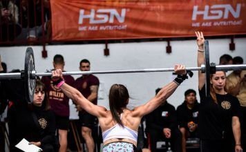 chica realizando snatch en competicion crossfit la rioja arena games