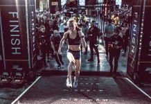 chica finalizando carrera hyrox leipzig 2021