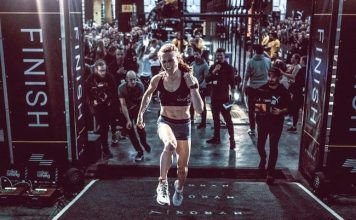 chica finalizando carrera hyrox leipzig 2021