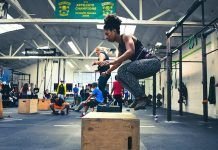 Chica realizando los CrossFit Open tras su inscripcion