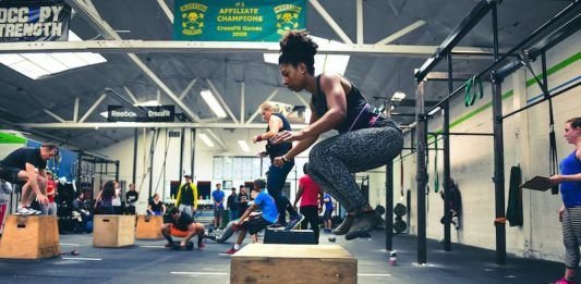 Chica realizando los CrossFit Open tras su inscripcion