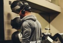 Chico realizando zancadas con kettlebells