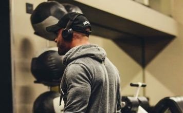 Chico realizando zancadas con kettlebells