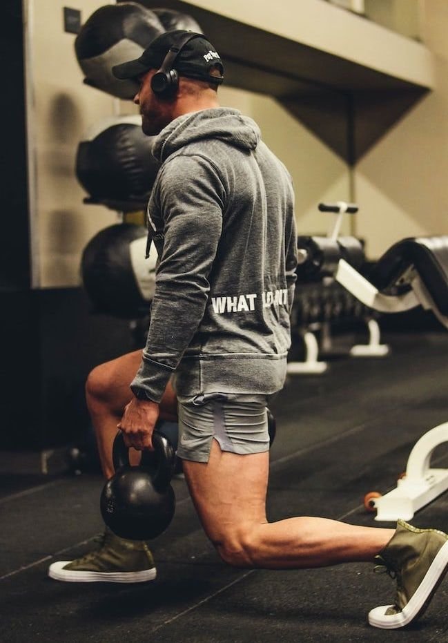 Entrenamiento Crossfit. Hombre De Gimnasio Haciendo Un Entrenamiento Con  Pesas Levantando Pesas Rusas. Joven Atleta Haciendo Cambios Kettlebell.  Culturista Levantando Pesas Rusas. Instructor De Crossfit En El Gimnasio.  Crossfit En El Gimnasio