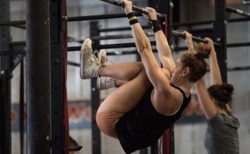 chica realizando knees to elbows crossfit