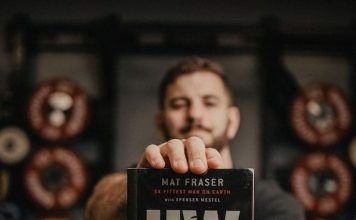 mat fraser enseñando la portada de su libro