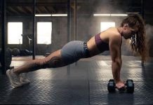 chica realizando un man maker en crossfit