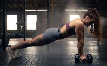 chica realizando un man maker en crossfit