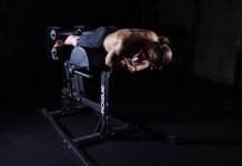 marcus filly realizando una extensión de cadera en maquina ghd