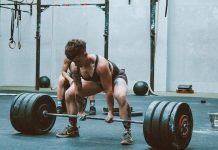 chica haciendo peso muerto en crossfit
