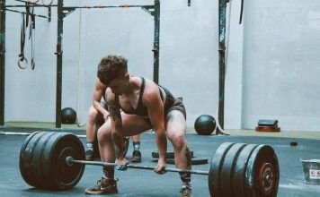 chica haciendo peso muerto en crossfit