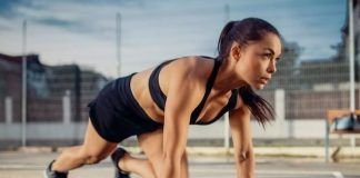 chica realizando mountain climbers o abdominales escaladores al aire libre