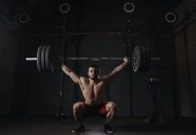Chico realizando una overhead squat u ohs en crossfit