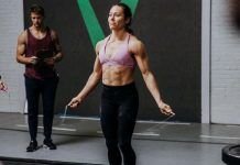 Chica realizando dobles saltos de comba en el CrossFit Open 21.1