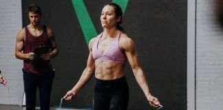 Chica realizando dobles saltos de comba en el CrossFit Open 21.1