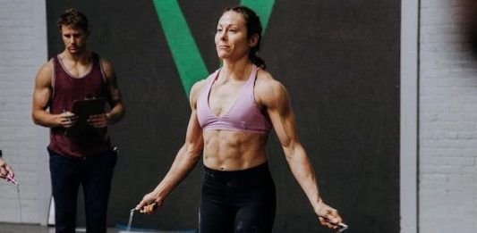 Chica realizando dobles saltos de comba en el CrossFit Open 21.1