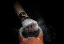 mano sujetando pesa rusa ejercicios con kettlebell
