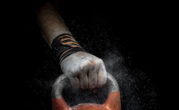 mano sujetando pesa rusa ejercicios con kettlebell