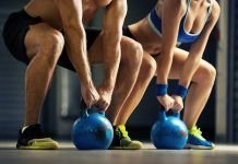 pareja realizando peso muerto con kettlebell o kettlebell deadlift