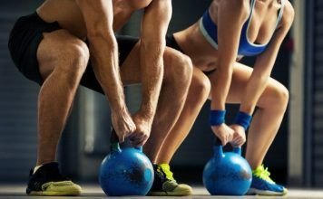 pareja realizando peso muerto con kettlebell o kettlebell deadlift