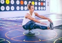 chica realizando pistol squat o sentadilla a una pierna